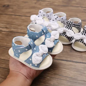 Detailansicht weicher Sommer-Sandalen für Baby-Mädchen mit großen weißen Schleifen
