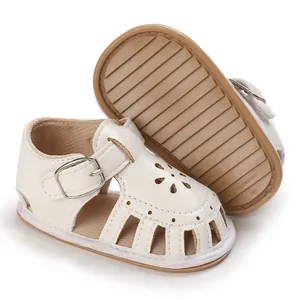 Detailansicht weißer Mädchen-Lauflernschuhe mit weicher Sohle und Blumenmuster.