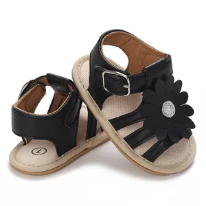Detailansicht der schwarzen Blumen-Prinzessinnen-Sandalen für Babys mit Schnalle