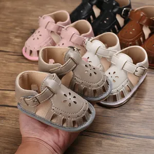 Nahaufnahme von weichen Baby-Sommersandalen, erhältlich in verschiedenen Farben