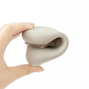 Close-up van de zeer flexibele rubberen zool van ademende babyslofjes voor peuters