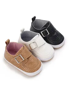 Set weicher Baby-Lauflernschuhe mit gewebter Textur in drei klassischen neutralen Farben.