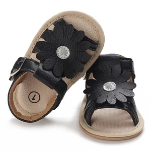 Detailaufnahme von schwarzen Baby-Prinzessin-Sandalen mit großen Lederblumen