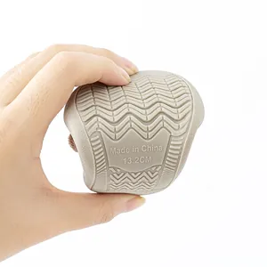 Close-up van flexibele antislipzool voor babysokken schoentjes