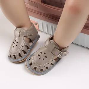 Nahaufnahme von weichsohligen Babysandalen für Mädchen mit Blumen-Cutouts und Riemen.