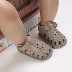 Nahaufnahme von Baby-Lauflern-Sandalen mit hohlem Blumenmuster und weicher Sohle