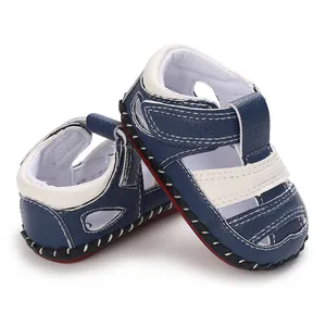 Détail de sandales de marche pour bébé avec semelles en caoutchouc et bandes velcro.