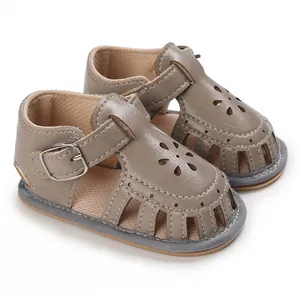 Detailansicht grauer Baby-Sandalen mit weicher Sohle und dekorativen Blumen-Ausschnitten