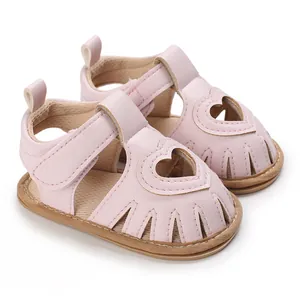 Sandales de marche pour bébé rose avec cœurs découpés et semelle souple