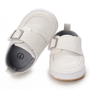 Nahaufnahme der filigranen weißen Webstruktur und Schnalle an diesen Baby-Lauflernschuhen