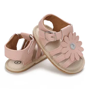 Detailansicht pinke Babysandalen mit großer Blume und Gummisohle für Mädchen