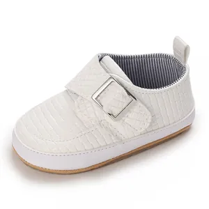 Détail de chaussures de marche blanches texturées à semelle souple et boucle pour bébés
