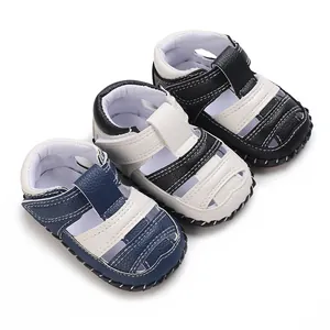 Trois paires de sandales antidérapantes pour bébé en bleu, blanc et noir pour l'été