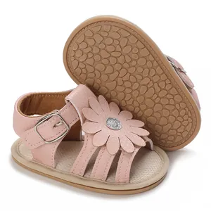 Detailansicht rosa Babysandalen für Mädchen mit großer Blume und rutschfester Gummisohle