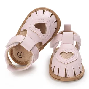 Sandales roses pour bébés avec découpe en cœur et semelles souples respirantes pour nourrissons