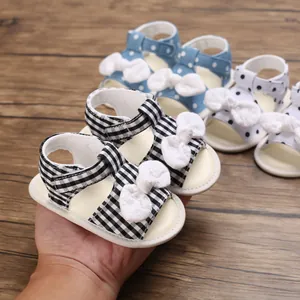 Nahaufnahme von süßen Baby-Sommersandalen mit weichen Sohlen und Schleifen