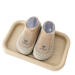 Antislip babyschoentjes voor de eerste stapjes met cartoonmotief in beige.