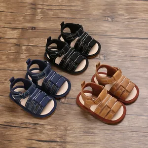 Gruppenanzeige von drei Paar rutschfesten Babysandalen in den Farben Schwarz, Navy und Braun