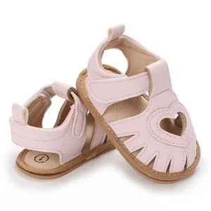 Vue détaillée de sandales roses pour bébés avec découpes en cœur et semelle souple