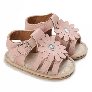 Detailansicht der rosa Babysandalen mit großer Blumenverzierung und Glitzermitte