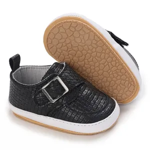 Detailansicht schwarzer gewebter Babyschuhe mit rutschfester, strukturierter Sohle