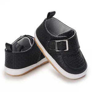 Detailansicht der schwarzen Baby-Lauflernschuhe mit Schnallenriemen und weicher weißer Sohle
