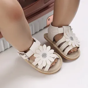 Nahaufnahme von modischen Baby-Mädchen-Blumensandalen mit weicher Gummisohle für 0-1 Jahre.