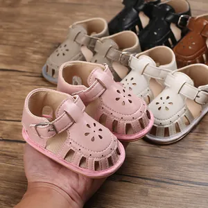 Detailansicht weicher Baby-Sommersandalen mit hohlen Blumenmustern und Schnallen