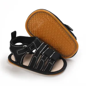 Detailansicht der schwarzen Baby-Lauflern-Sandalen mit rutschfesten Gummisohlen