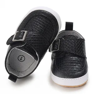 Detailansicht schwarzer strukturierter Lauflernschuhe für Babys mit weißer weicher Sohle