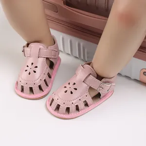 Nahaufnahme von rosa Babysandalen mit weicher Sohle, Lochmuster und Schnallenverschluss.
