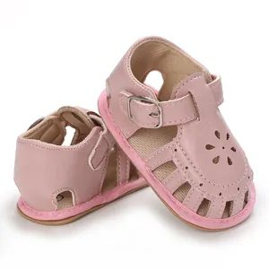 Nahaufnahme rosa Baby-Sandalen aus Kunstleder mit charmantem Laserschnitt-Blumenmuster