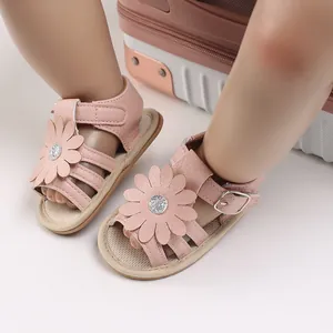 Detailansicht der rosa Baby Mädchen Sandalen mit einer großen Blume und Glitzermitte