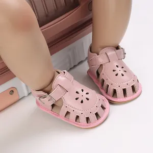 Detailansicht von rosa Baby-Sommersandalen mit weicher Sohle und elegantem Blumenmuster