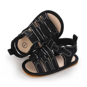 Nahaufnahme schwarzer Baby-Lauflern-Sandalen mit weicher Sohle und Nähten
