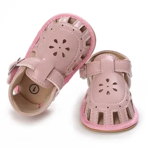 Detailaufnahme von rosa Babysandalen für Mädchen mit weicher Sohle und Blumenmuster
