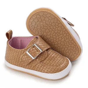 Detailansicht von braun gewebten Lauflernschuhen für Babys mit rutschfesten Gummisohlen