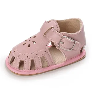 Nahaufnahme einer rosa Baby-Sandalette mit weicher Sohle und Blumenlochmuster-Design