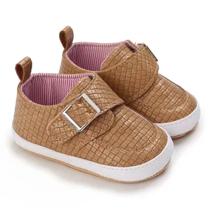 Detailansicht der gewebten braunen Lauflernschuhe mit praktischem Schnallenriemen.