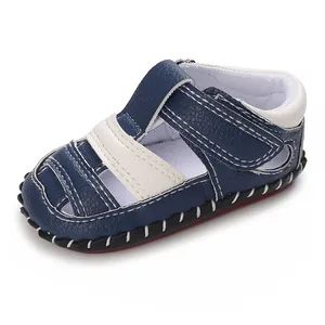 Détail de sandales bleu et blanc pour bébé avec semelle en caoutchouc antidérapante