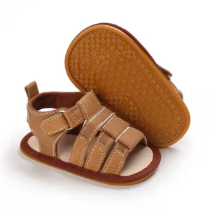 Nahaufnahme brauner Baby-Laufsandalen mit rutschfesten Gummisohlen mit Sternmuster