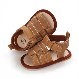Detailansicht brauner Baby-Sandalen mit weicher rutschfester Gummisohle und Klettverschluss.