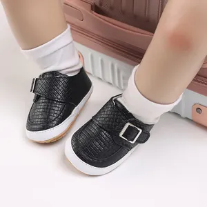 Detailansicht der schwarzen gewebten Babyschuhe mit weicher Sohle und Schnalle