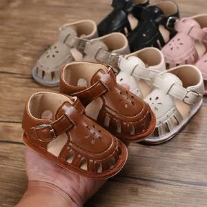 Detailansicht von weichen Sommer-Sandalen für Babymädchen in verschiedenen Farben