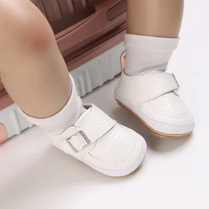 Nahaufnahme weißer strukturierter Lauflernschuhe mit weicher Sohle und Schnalle