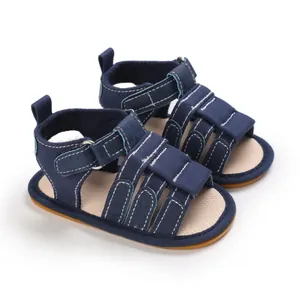 Detailansicht der dunkelblauen Baby-Sandalen mit weichen, rutschfesten Gummisohlen.