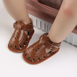 Detaillierte Nahaufnahme brauner Baby-Lauflernsandalen mit floralem Muster und weicher Sohle