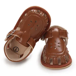 Detailansicht brauner Baby-Sandalen mit weicher Sohle und filigranem Blumenmuster-Design