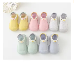 Vue détaillée de chaussures de marche pour enfants en diverses couleurs pastel
