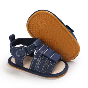 Detailansicht der dunkelblauen Babysandalen mit rutschfester Sternmuster-Gummisohle.